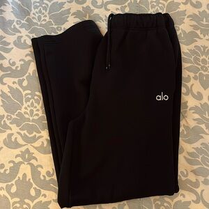 Alo Yoga size Medium black Accolade straight leg sweatpants